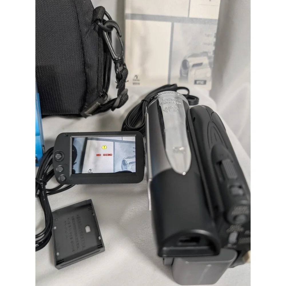 Canon DC420 DVD Camcorder Video Camera with Extras